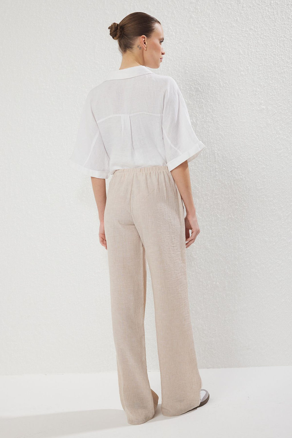 Trendyolmilla Tas Keten Gorunumlu Baglama Detayl? Wide Leg/Genis Paca Dokuma Pantolon TWOSS25PL00109 фото 4