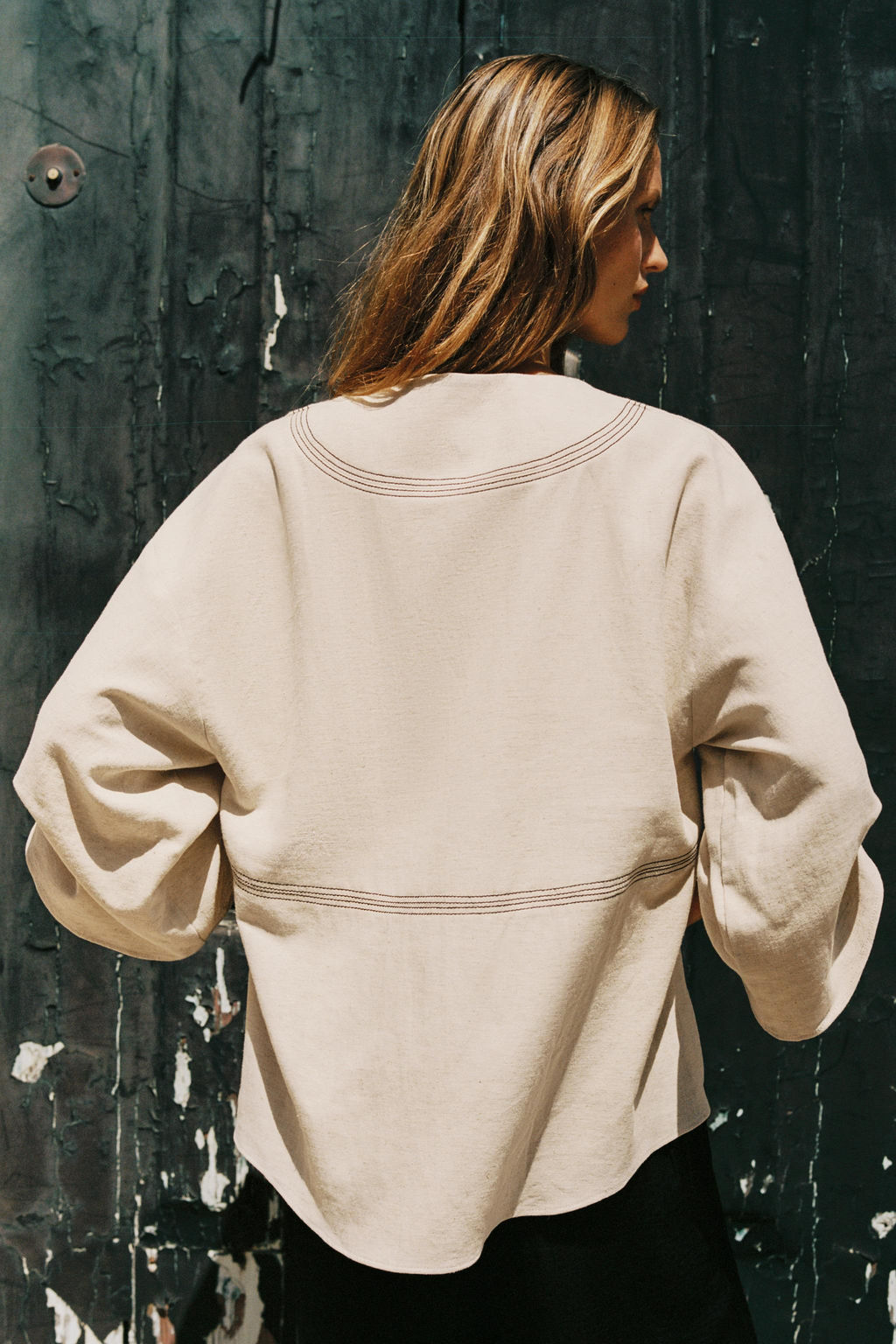 CAMISA OVERSIZE CON LINO PESPUNTES CONTRASTE / Beige claro - Zara фото 4