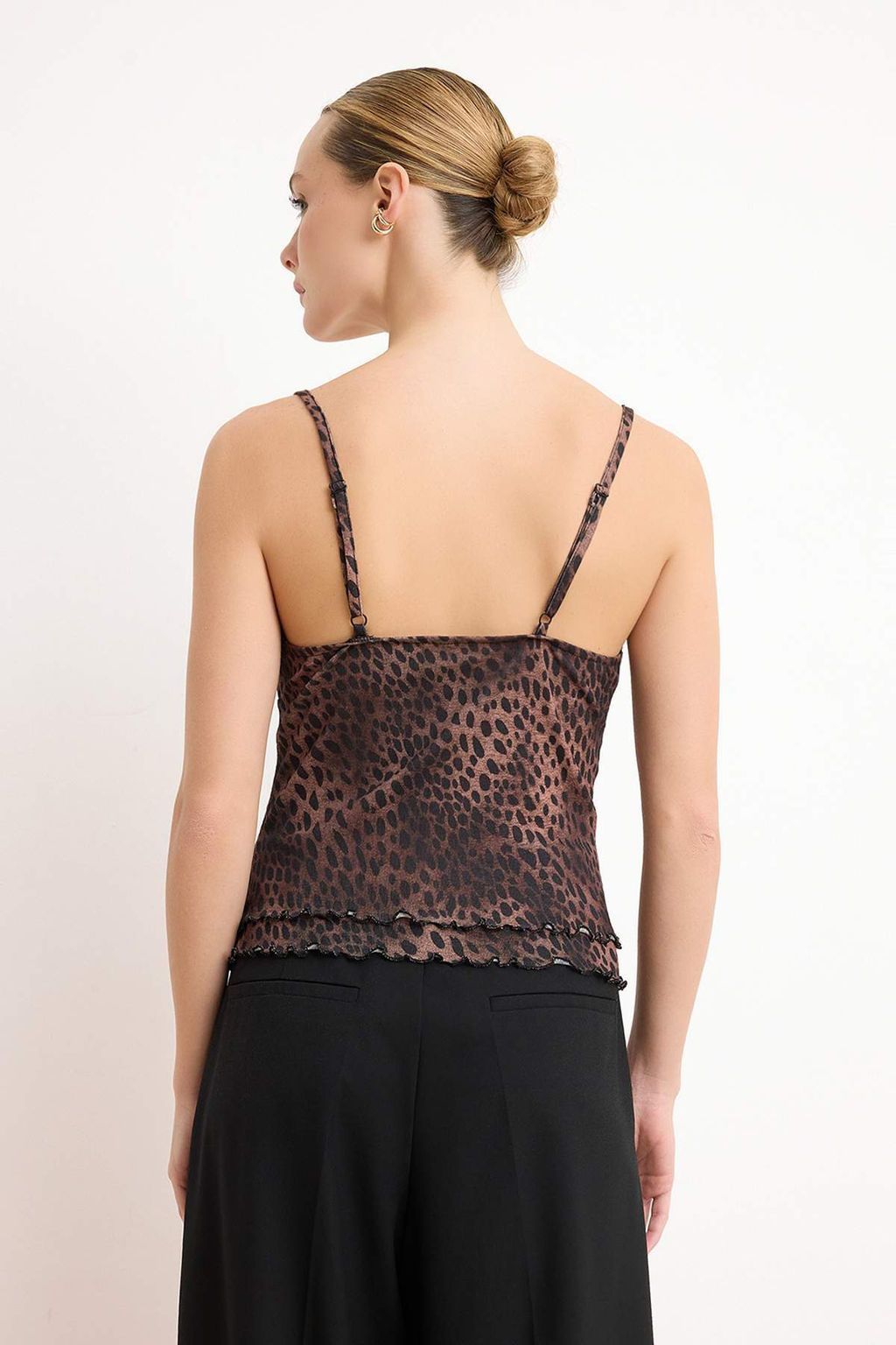 Kahverengi Animal Fitted/Vucuda Oturan V Yaka Kolsuz Dantel Detayl? Tul Orme Bluz TWOSS26BZ00478 - Trendyolmilla фото 4