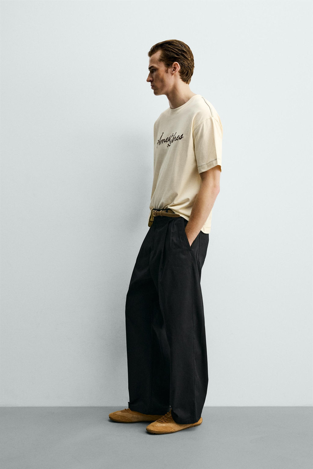 CAMISETA RELAXED FIT TEXTO BORDADO / Beige