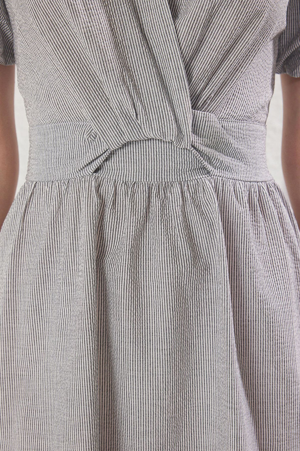 TRENDYOLMILLA Siyah Cizgili Bel Detayl? Midi Dokuma Elbise TWOSS23EL02233  фото 3