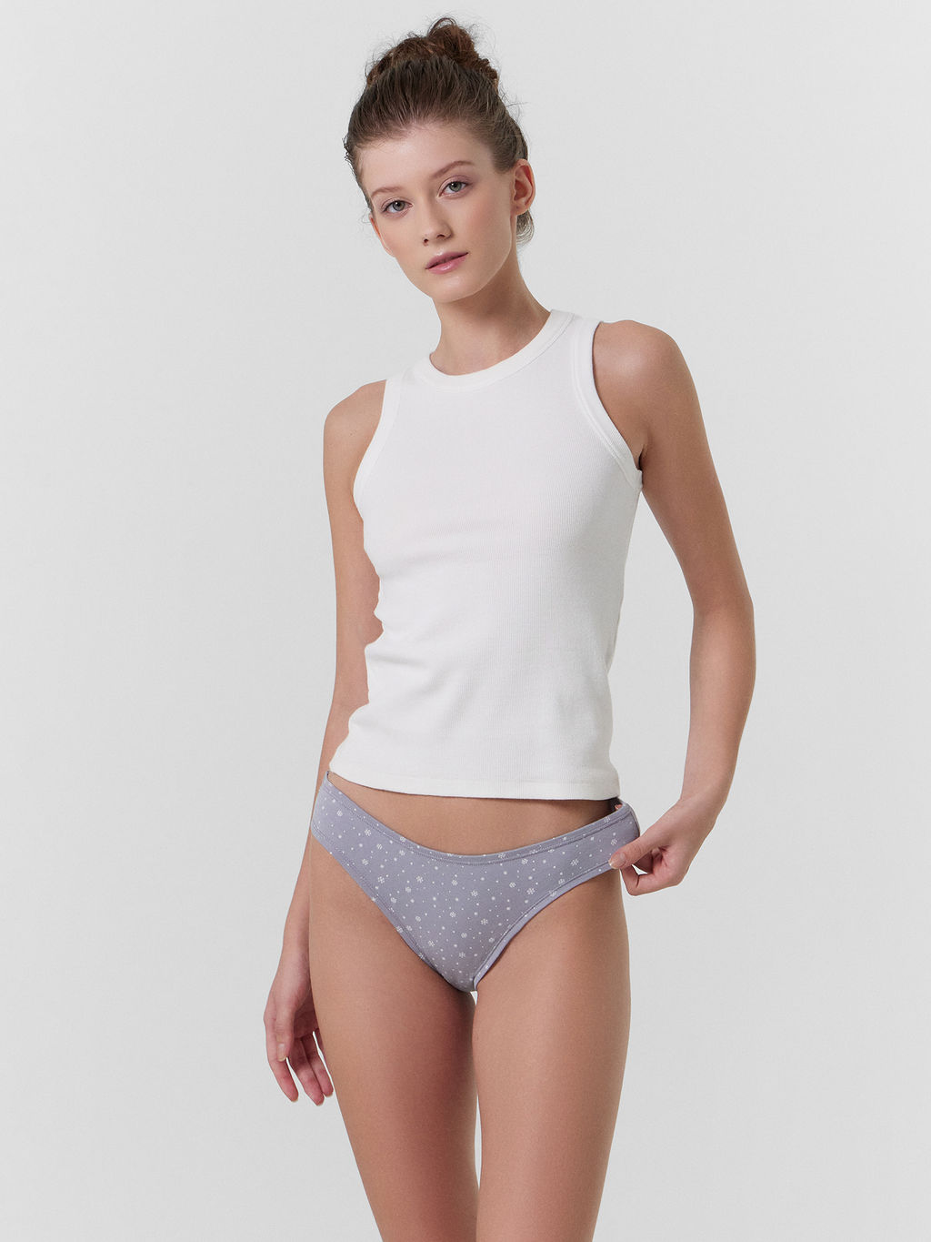 Цена за 2 штуки! Трусы женские слипы серые со снежинками снежинки на сером 412457