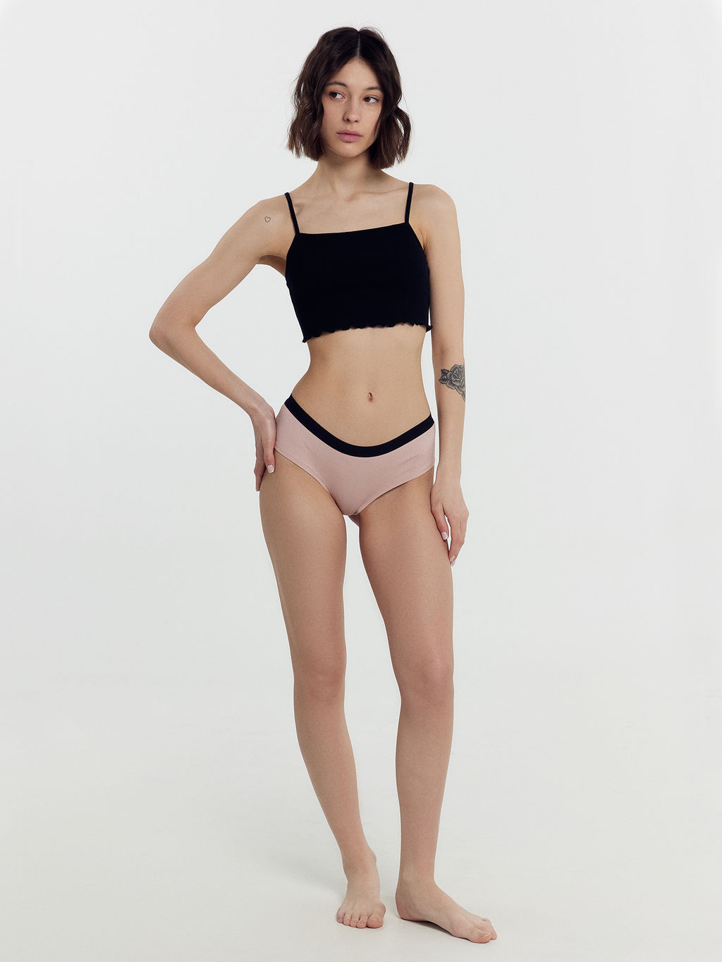 Топ на тонких бретелях черного цвета в рубчик для женщин