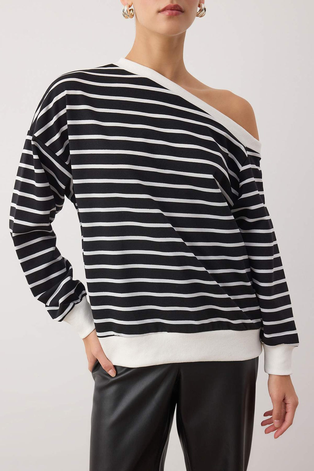 Siyah Cizgili Ac?k Omuzlu Oversize/Genis Kal?p Ince Orme Sweatshirt TWOAW26SW00169 - Trendyolmilla фото 3