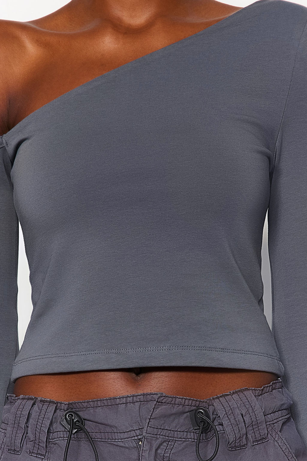 Antrasit Tek Omuz Pamuklu Esnek Fitted/Vucuda Oturan Crop Orme Bluz TWOAW24BZ00099