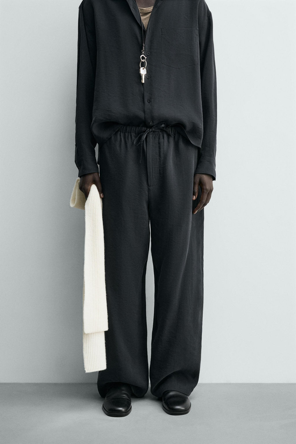 PANTAL?N FLUIDO RELAXED FIT / Negro - Zara фото 2