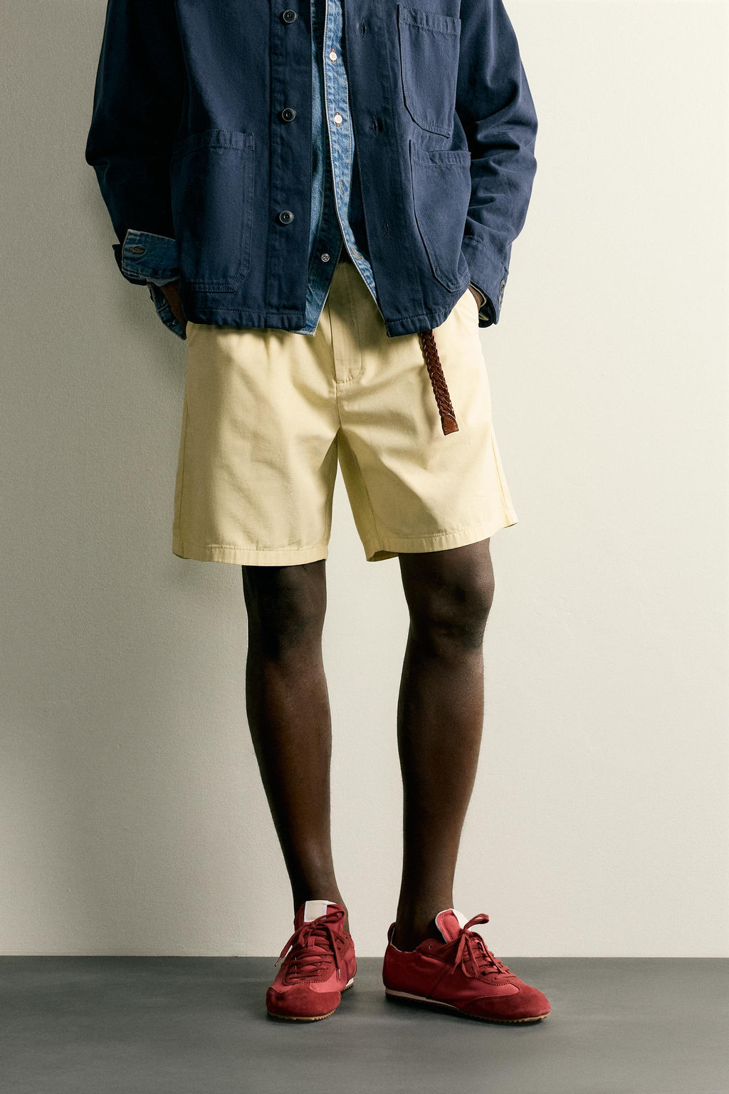 BERMUDA PLIEGUES REGULAR FIT / Amarillo claro