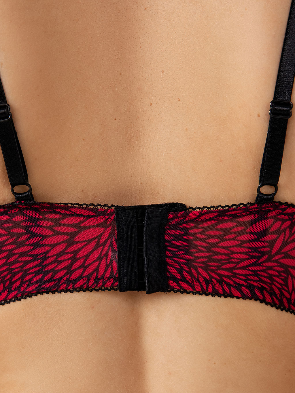 Бюстгальтер женский в красном цвете с принтом абстракция абстракция на красном 512421 - Mark formelle фото 9