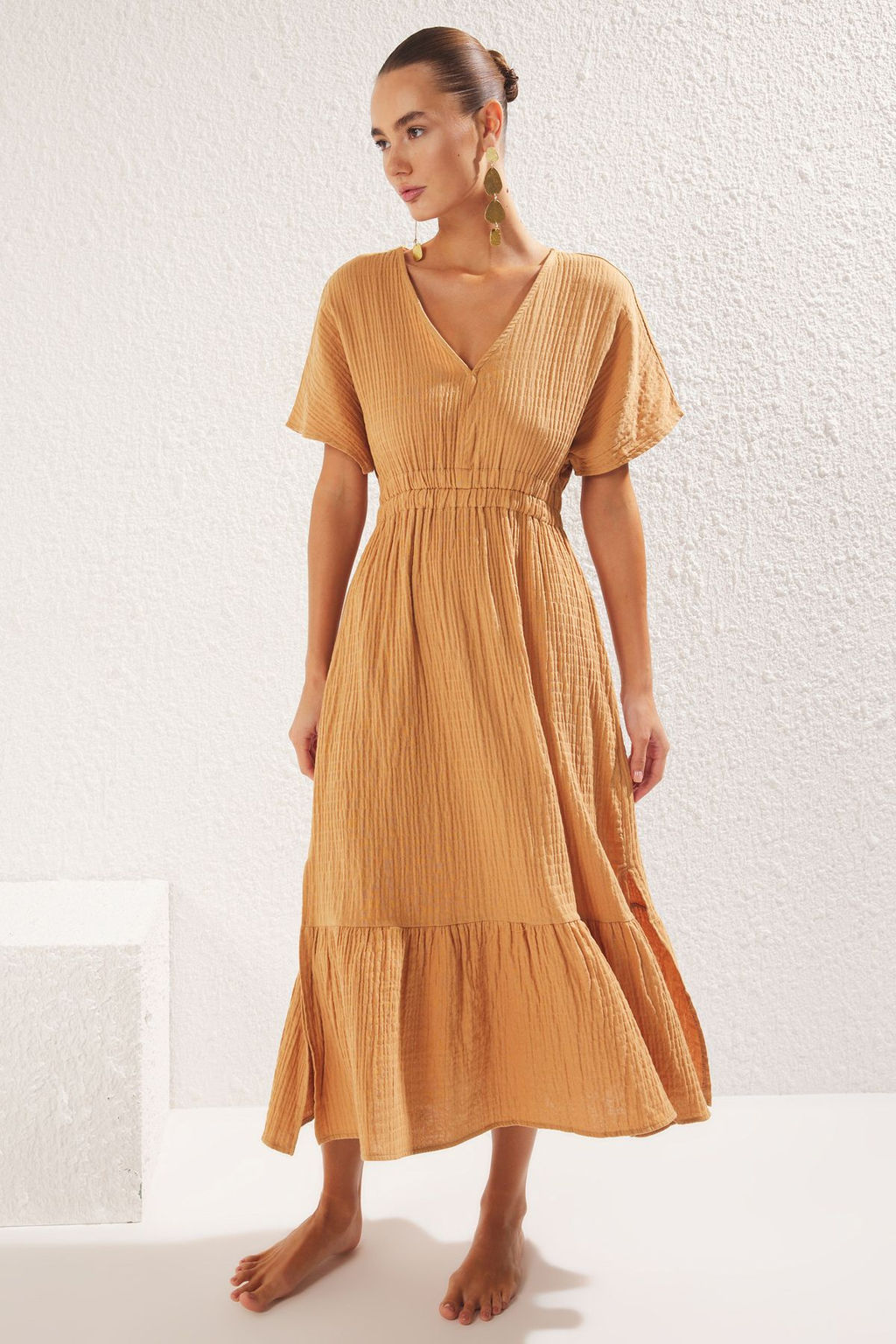 Bej Dokuma Buzgulu Maxi Plaj Elbise TBESS25EL00033 - Trendyolmilla фото 3