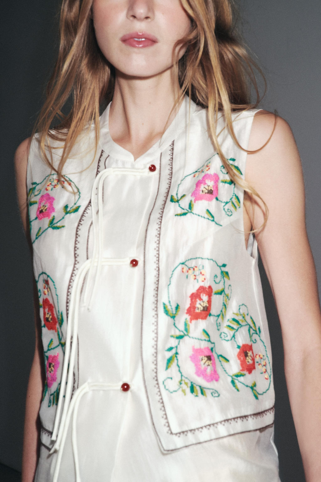 TOP WITH EMBROIDERED FLOWERS - Zara фото 2