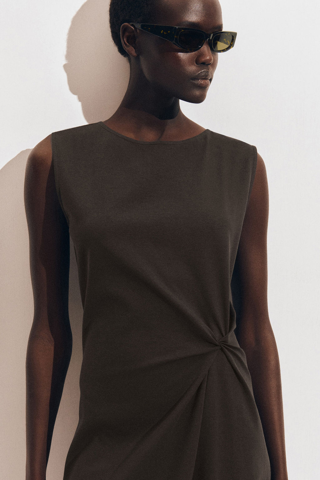 VESTIDO MIDI EL?STICO CON DETALLE DE NUDO - H&m фото 8