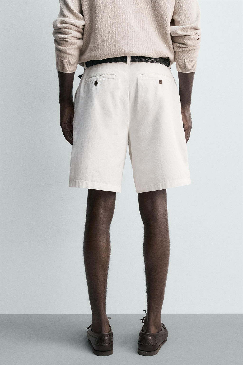 BERMUDA REGULAR FIT PLIEGUES / Blanco roto