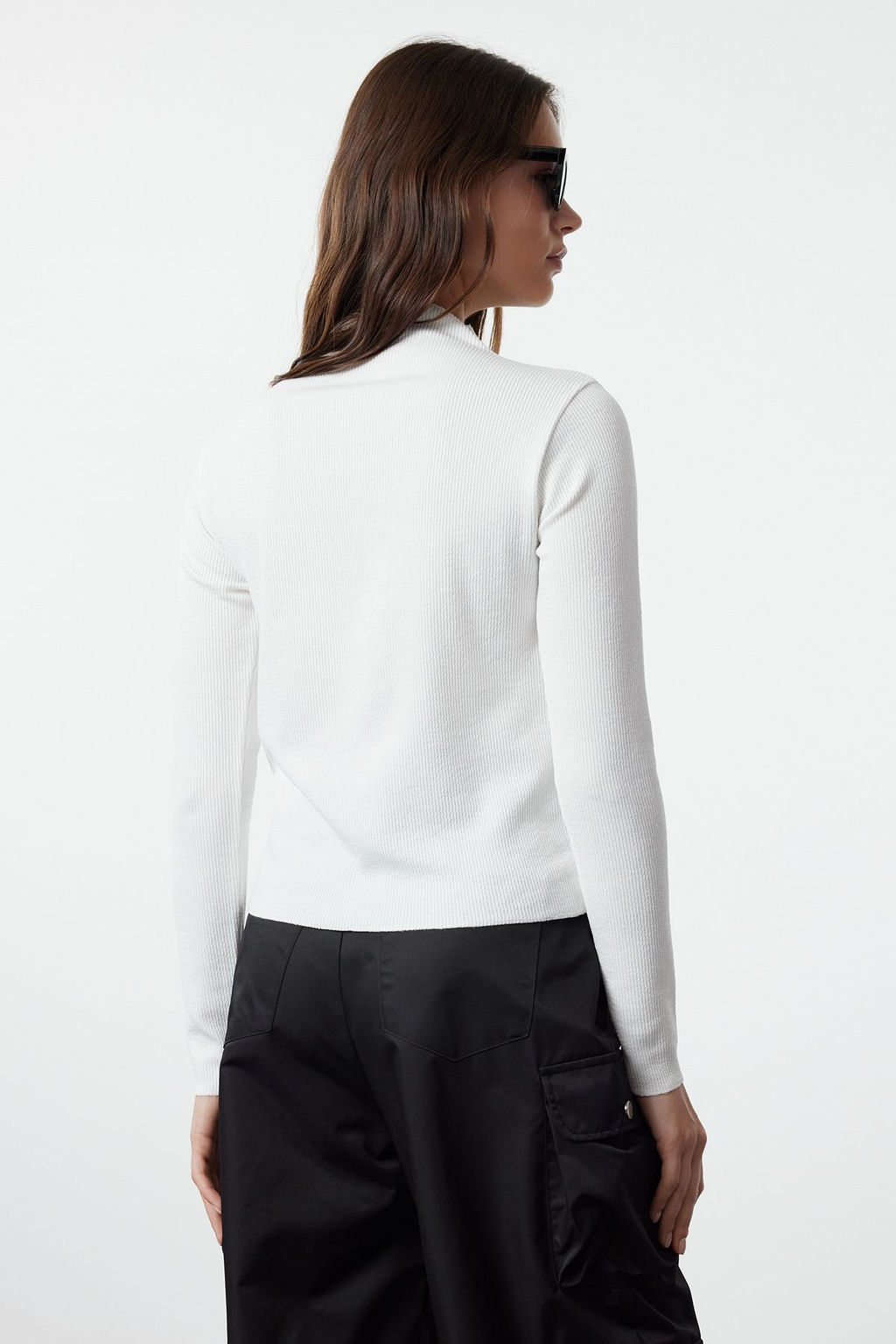 Trendyolmilla Ekru Fitted Fermuarl? Bisiklet Yaka Biye Detayl? Fitilli Esnek Orme Bluz TWOAW25BZ00154  фото 5