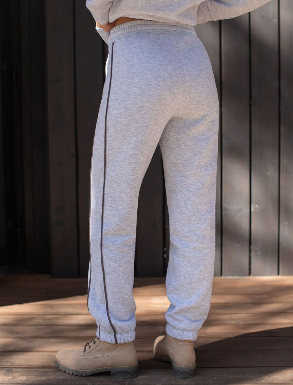 Теплые брюки джоггеры из эластичного футера трехнитки с начесом - Vilatte фото 3