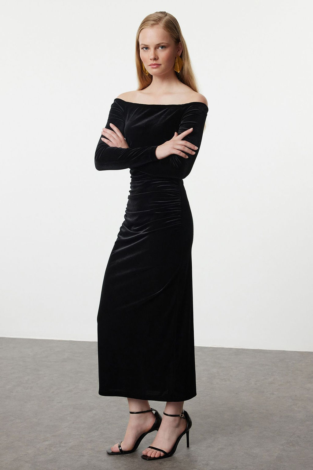 Trendyolmilla Siyah Vucuda Oturan Orme Kadife Midi Elbise TPRAW25EL00135 фото 2