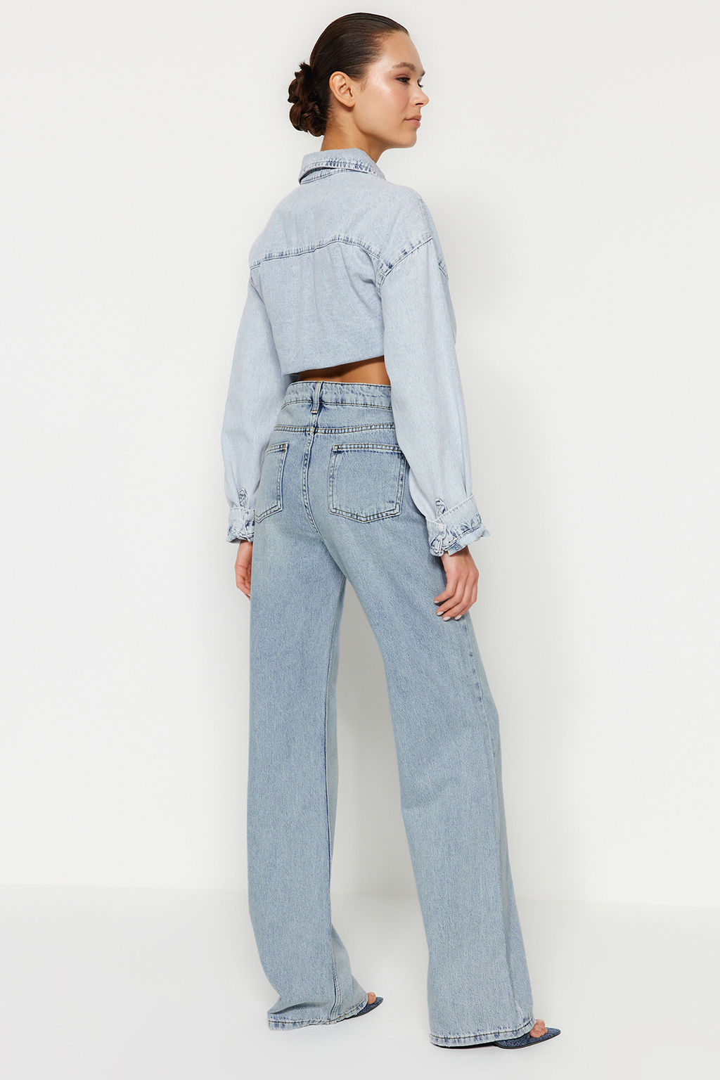 TRENDYOLMILLA Mavi Soluk Efekt Vintage Yuksek Bel Wide Leg Jeans TWOSS24JE00022