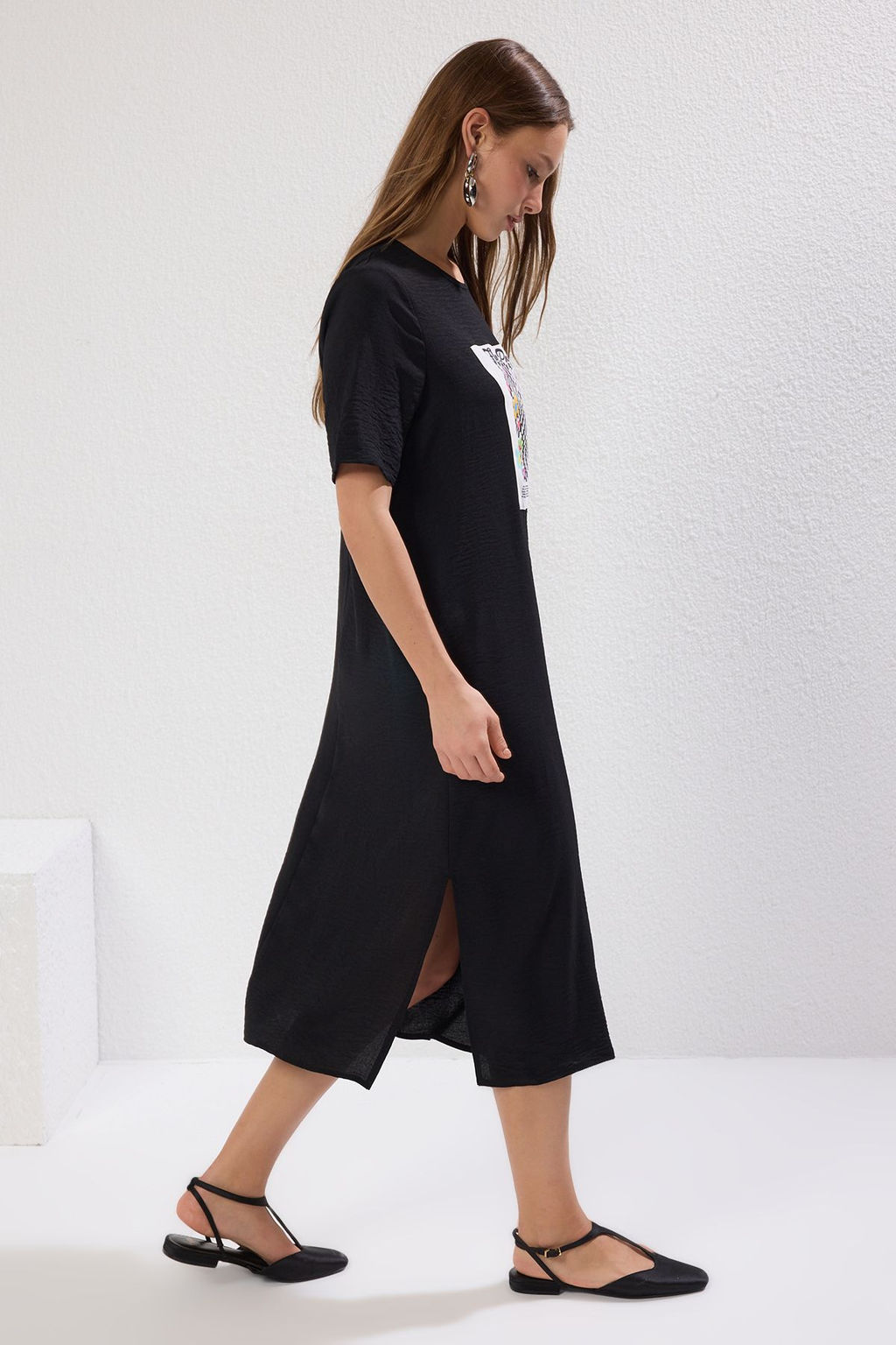 Siyah Bask? Detayl? Shift/Rahat Kesim Midi Dokuma Elbise TWOSS22EL0782 - Trendyolmilla фото 2