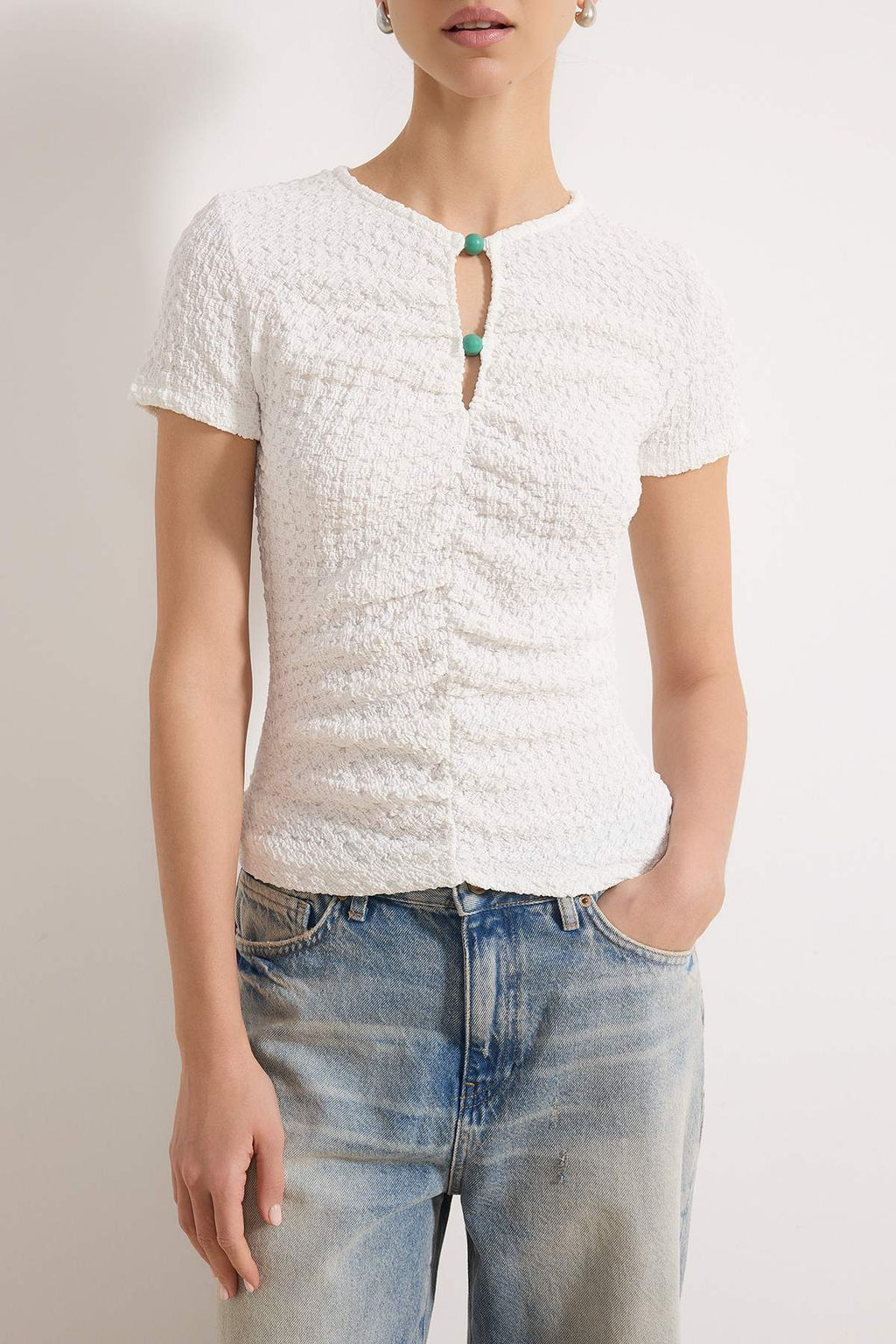 Ekru Fitted/Vucuda Oturan K?sa Kollu Dugmeli Dokulu Orme Bluz TWOSS26BZ00257