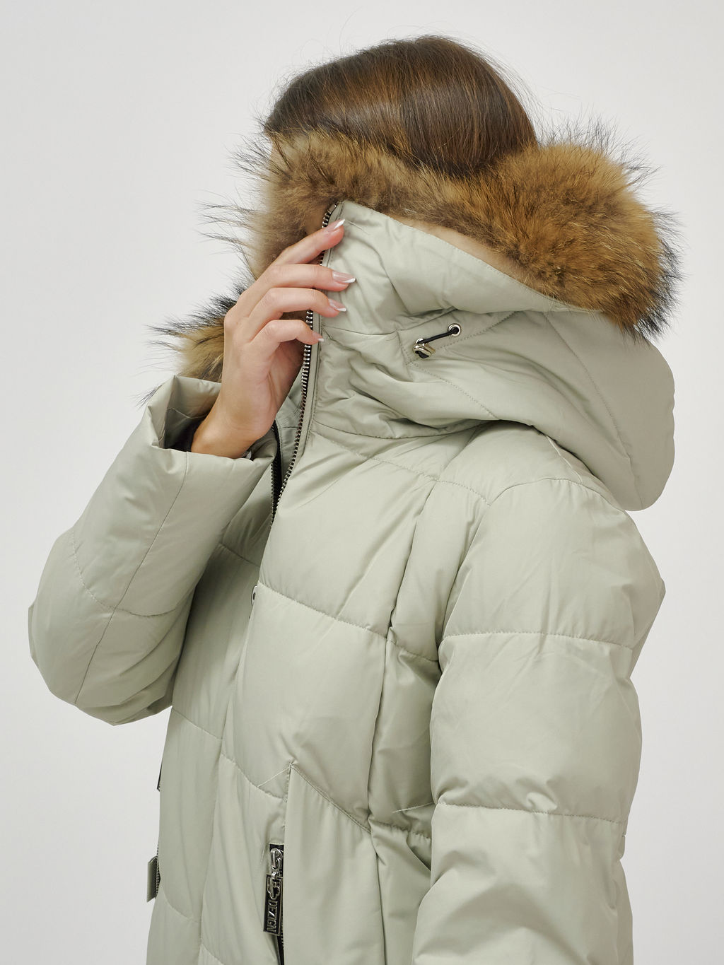 Куртка Бренд Visdeer ПРЕМИУМ КЛАССА зимняя с мехом ЕНОТА светло-зеленого цвета фото 8