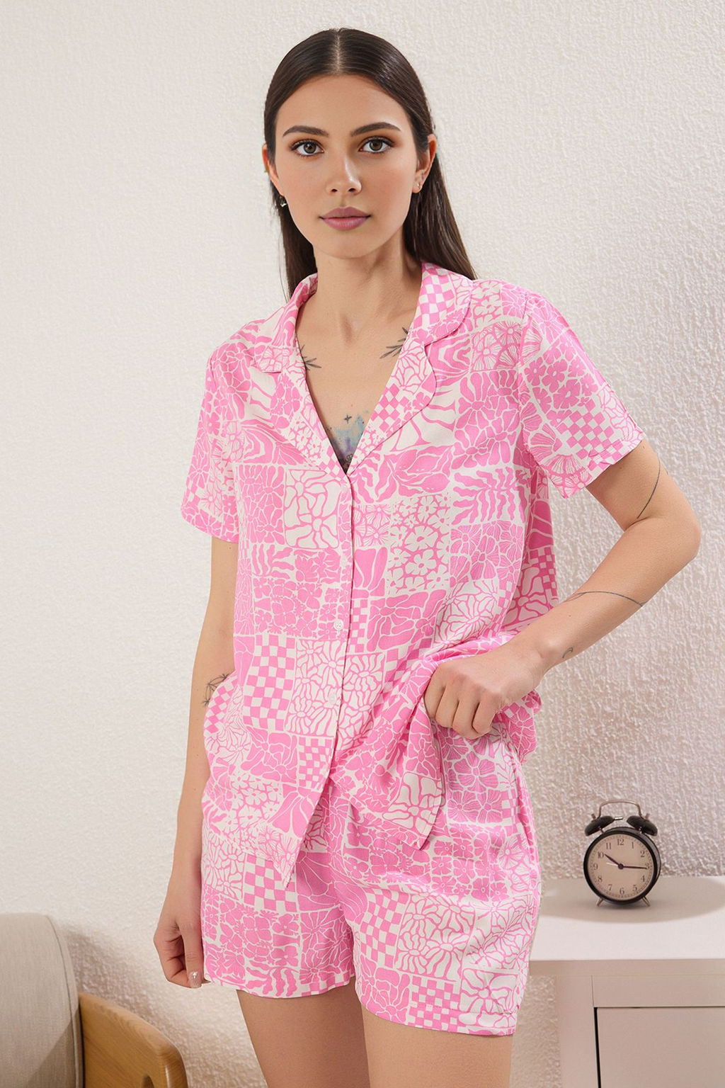 Trendyolmilla Pembe Etnik Desenli Viskon Sortlu Dokuma Pijama Tak?m? THMSS25PT00355