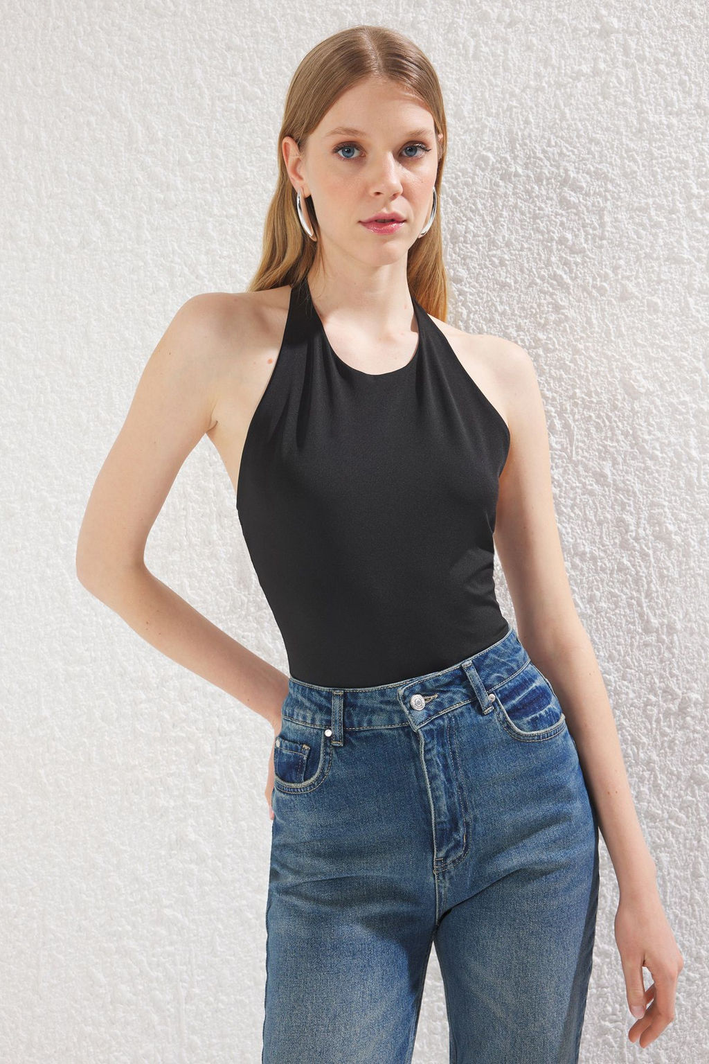 TRENDYOLMILLA Siyah S?rt Dekolteli Halter Yaka Fiyonklu Vucuda Oturan C?tc?tl? Esnek Orme Body TWOSS25BD00004
