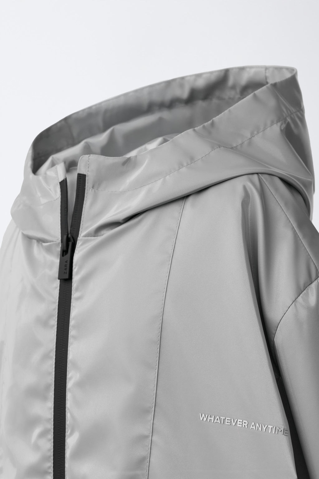 CAZADORA CAPUCHA ENGOMADA WATER REPELLENT / Plata