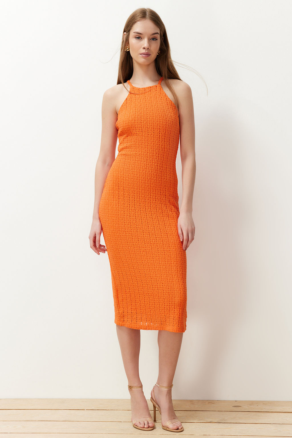 TRENDYOLMILLA Turuncu Triko Gorunumlu Shift/Duz Kesim Halter Yaka Midi Esnek Orme Kalem Elbise TWOSS24EL00594  фото 2