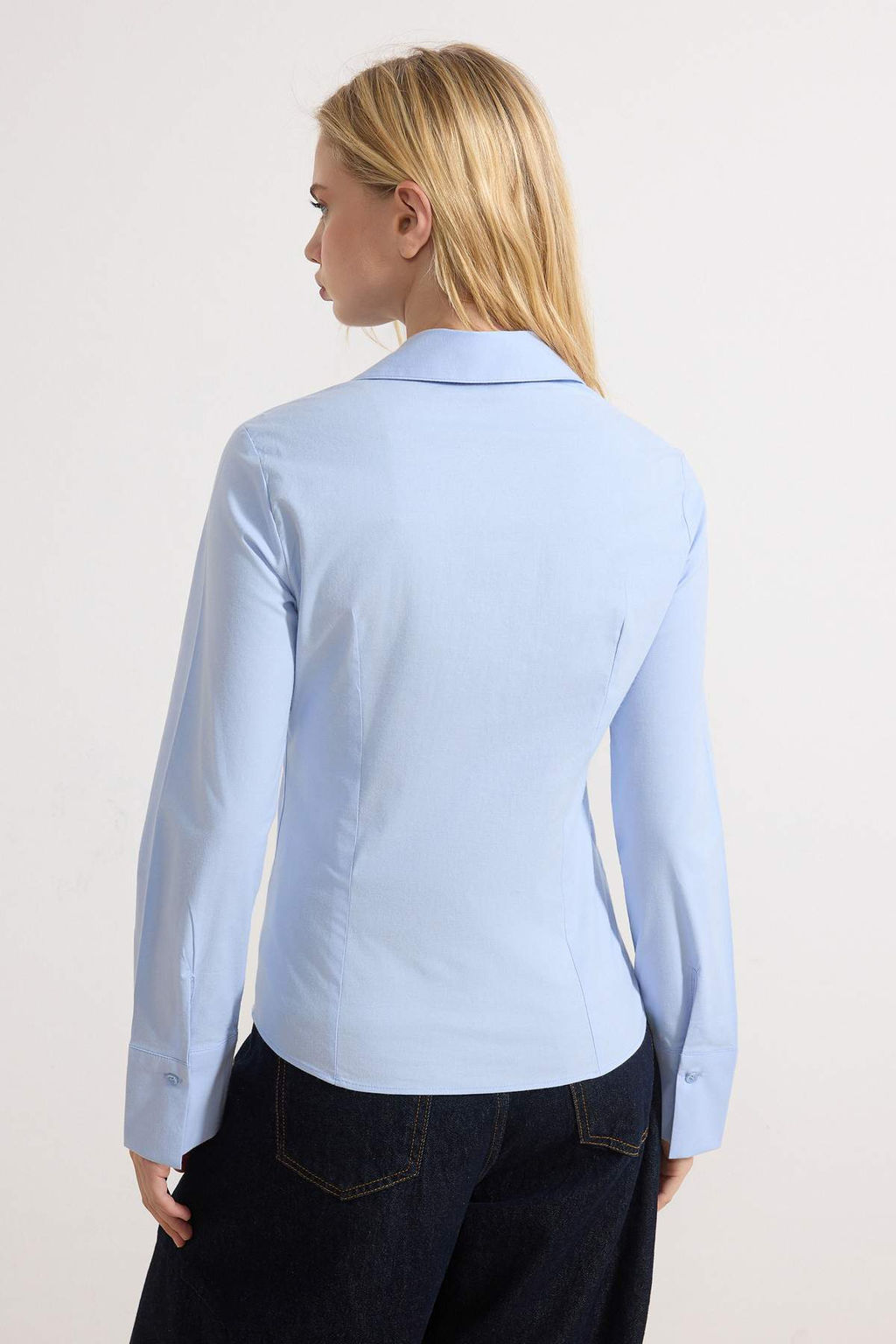 Wardrobe Essentials Ac?k Mavi Hafif Bele Oturan Pamuklu Dokuma Gomlek TWOAW26GO00022