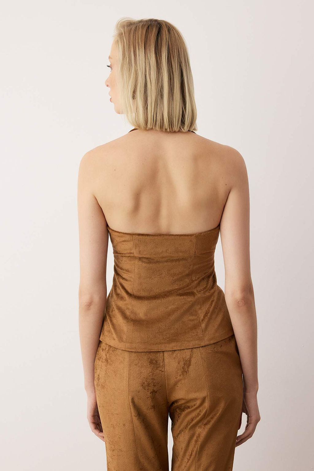 EXCLUSIVE Ozel Koleksiyon Kahverengi Halter Yaka Suni Suet Fitted Dokuma Dokuma Bluz TWOAW26BZ00262 - Trendyolmilla фото 5