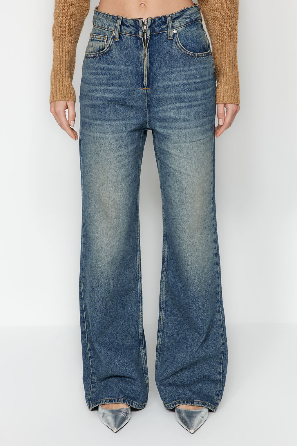 TRENDYOLMILLA Mavi More Sustainable Soluk Efekt Vintage Fermuar Detayl? Yuksek Bel Wide Leg Jeans TWOAW24JE00315