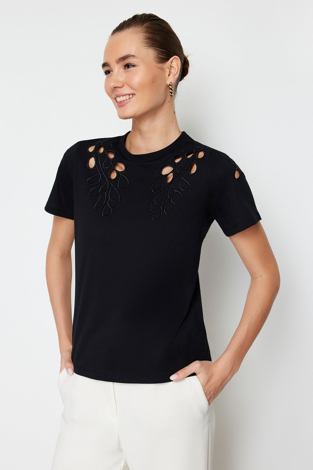 TRENDYOLMILLA Siyah Brode Nak?sl? Basic/Regular Kal?p Orme T-Shirt TWOSS24TS00069  фото 9