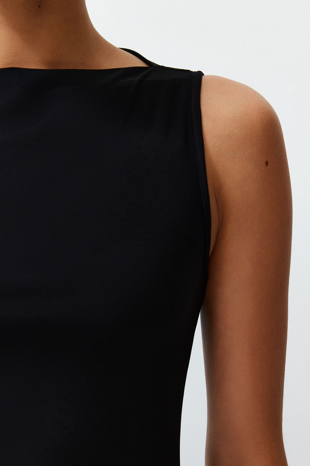 Siyah Bodycone S?f?r Kol Y?rtmacl? F?rf?r Detayl? Esnek Kal?n Sandy Maxi Kalem Elbise TWOSS24EL00688