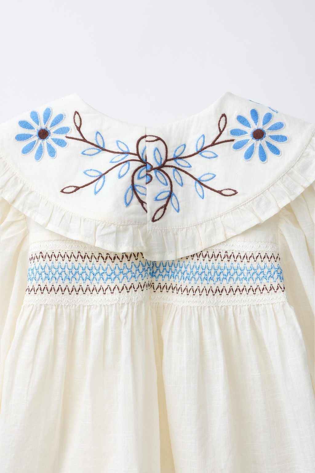 CAMISA CUELLO BOBO FLORES BORDADAS / Crudo