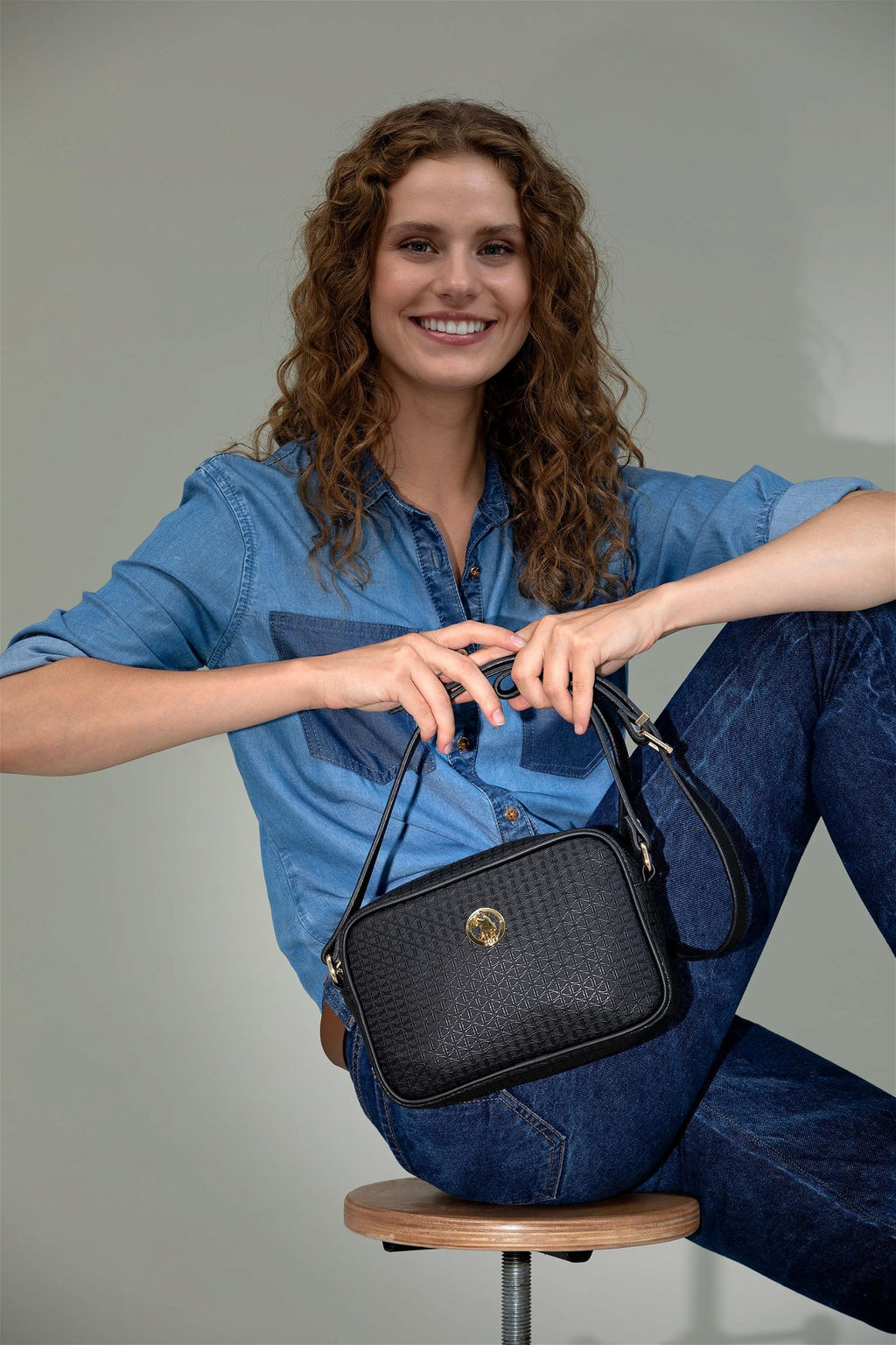 Женская черная сумка через плечо Неожиданная скидка в корзине