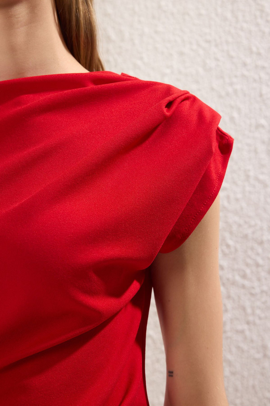 K?rm?z? Buzgu/Drape Detayl? Dokumlu Asimetrik Yaka Orme Bluz TWOSS25BZ00024