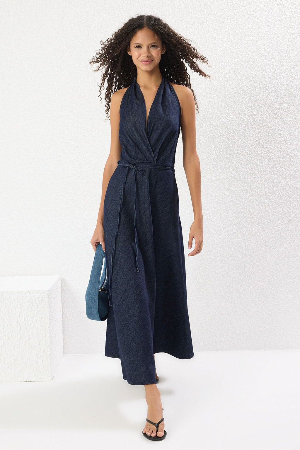 TRENDYOLMILLA Koyu Mavi Etegi Volanl? Baglama Detayl? Halter Yaka Maxi Denim Elbise TWOSS25EL00602