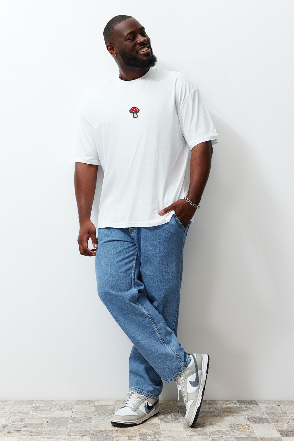 TRENDYOL MAN Buyuk Beden Ekru Oversize/Genis Kesim %100 Pamuklu T-Shirt TMNSS25BF00006