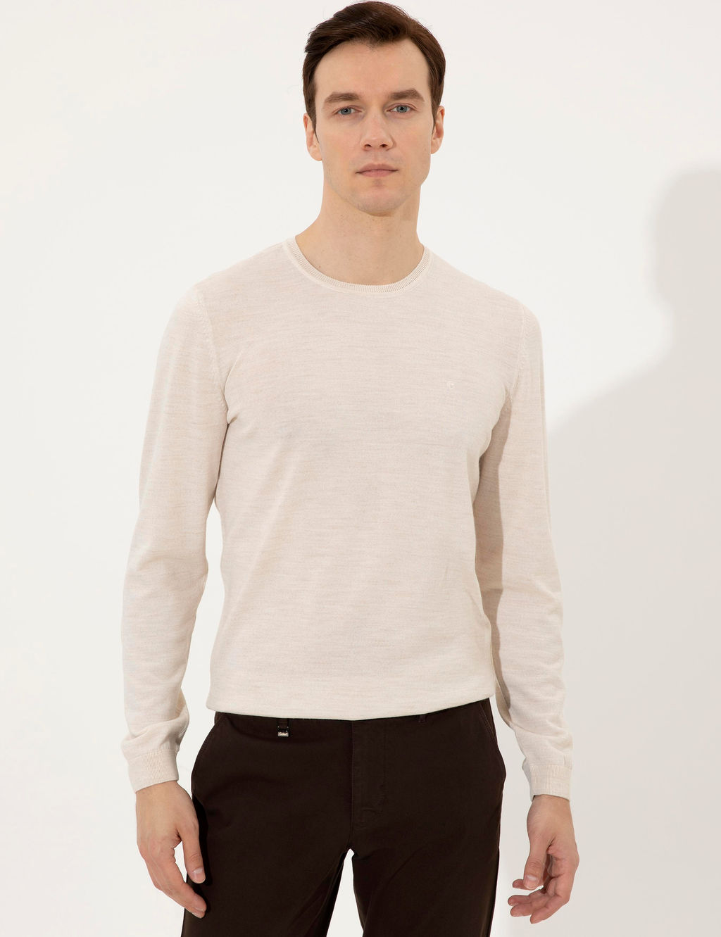 Бежевый базовый трикотажный свитер с круглым вырезом - Cacharel фото 2