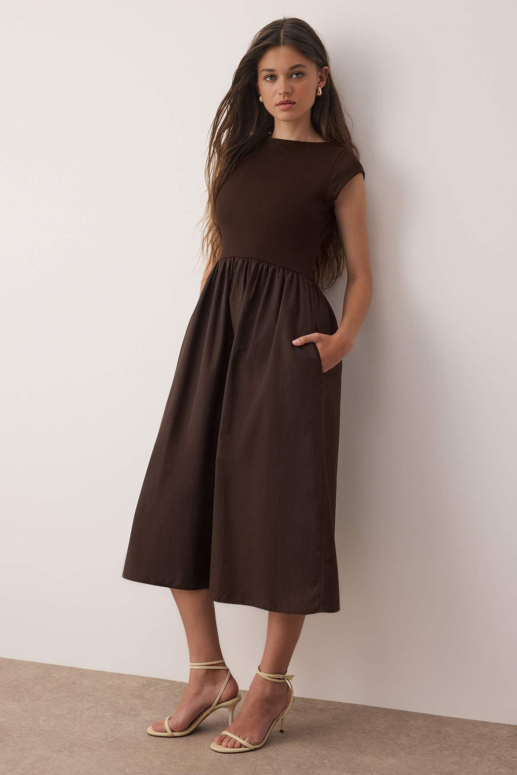 Kahverengi Ustu Esnek Fitilli Alt K?sm? Genis Terrycotton Kontrast Dokuma Elbise - Trendyolmilla фото 6