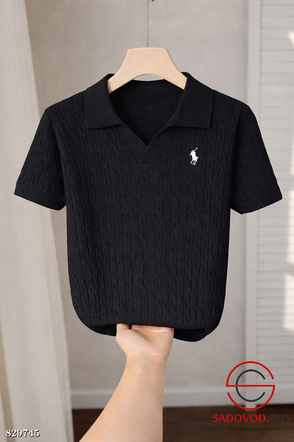 Футболка-поло с V-вырезом