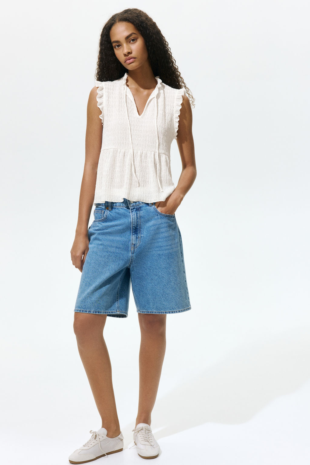 Top con ribetes de volante y lazada - H&m фото 5
