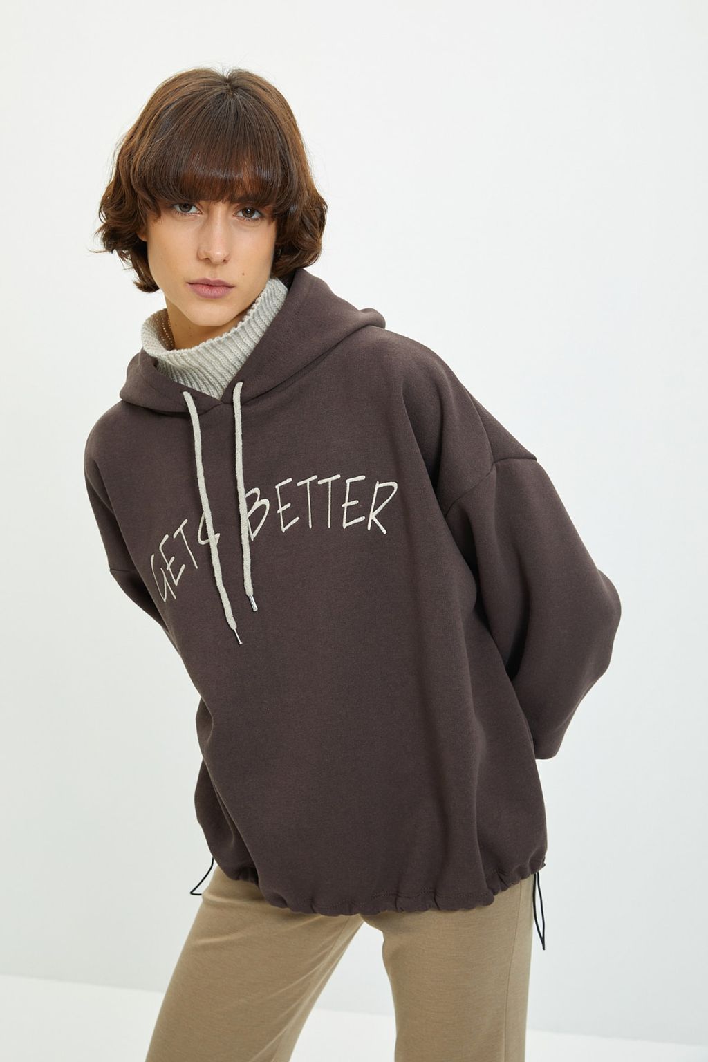 TRENDYOLMILLA Haki Kal?n Ici Polarl? Triko Bant Detayl? Kapusonlu Orme Sweatshirt TWOAW22SW1806 фото 8