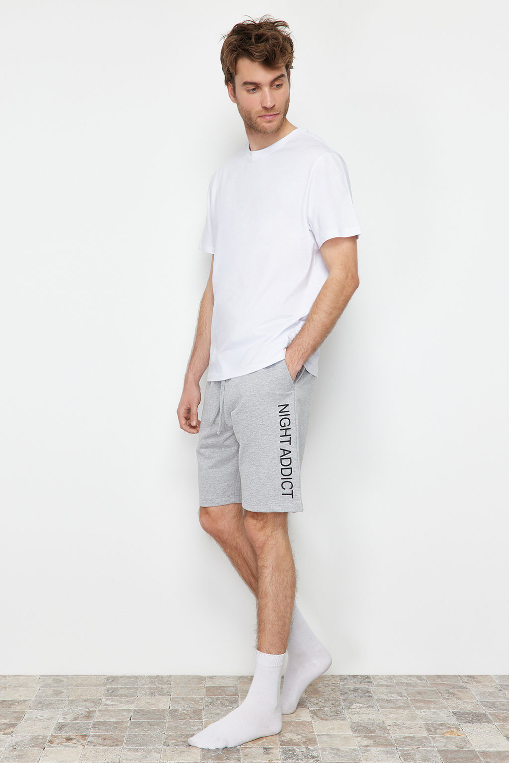 TRENDYOL MAN Beyaz %100 Pamuk Regular Fit Bask?l? Yazl?k Sortlu Pijama Tak?m? THMSS21PT0966