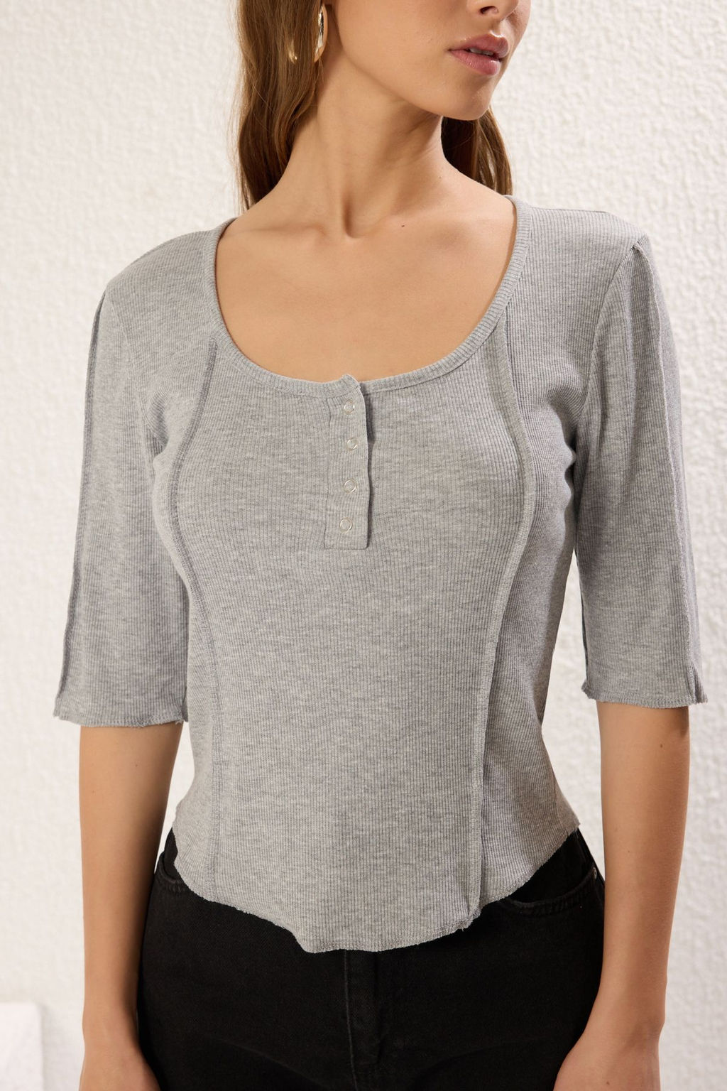 Trendyolmilla Siyah Fitted/Vucuda Oturan Havuz Yaka C?tc?tl? Fitilli Esnek Orme Bluz TWOSS25BZ00007  фото 3