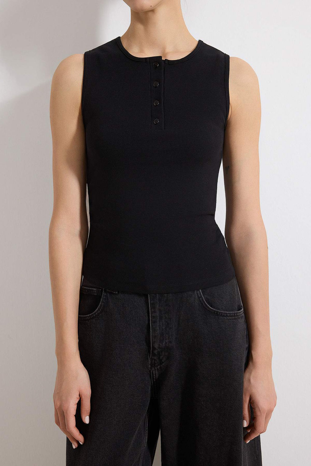 K?rm?z? Fitted/Vucuda Oturan Kolsuz Dugmeli Crop Fitilli Esnek Orme Bluz TWOSS26BZ00330 - Trendyolmilla фото 7