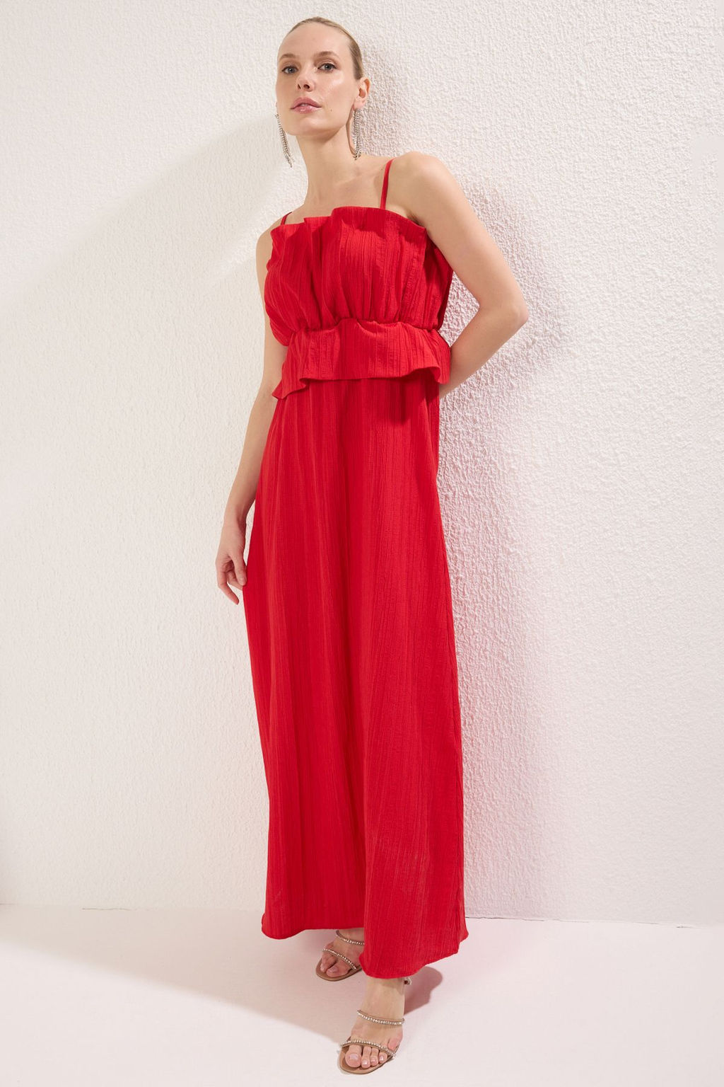 TRENDYOLMILLA K?rm?z? A-Kesim Dantel Dokuma S?k Maxi Abiye & Mezuniyet Elbise TPRSS25AE00091