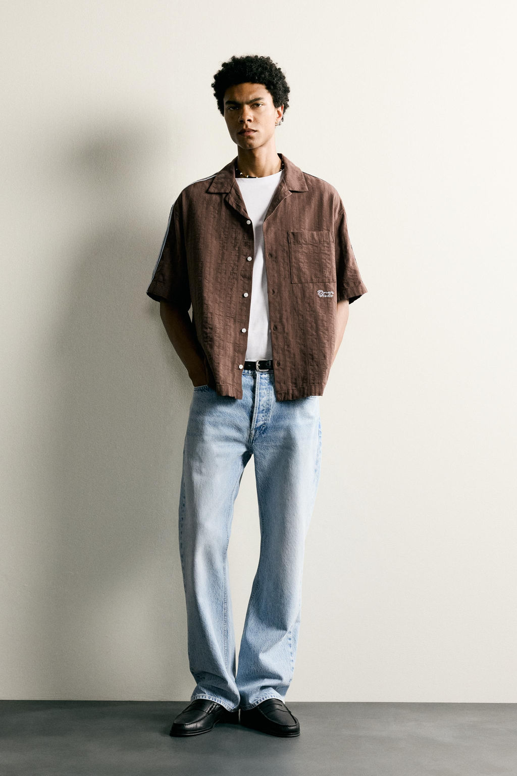 CAMISA BANDAS BORDADO CONTRASTE / Marr?n