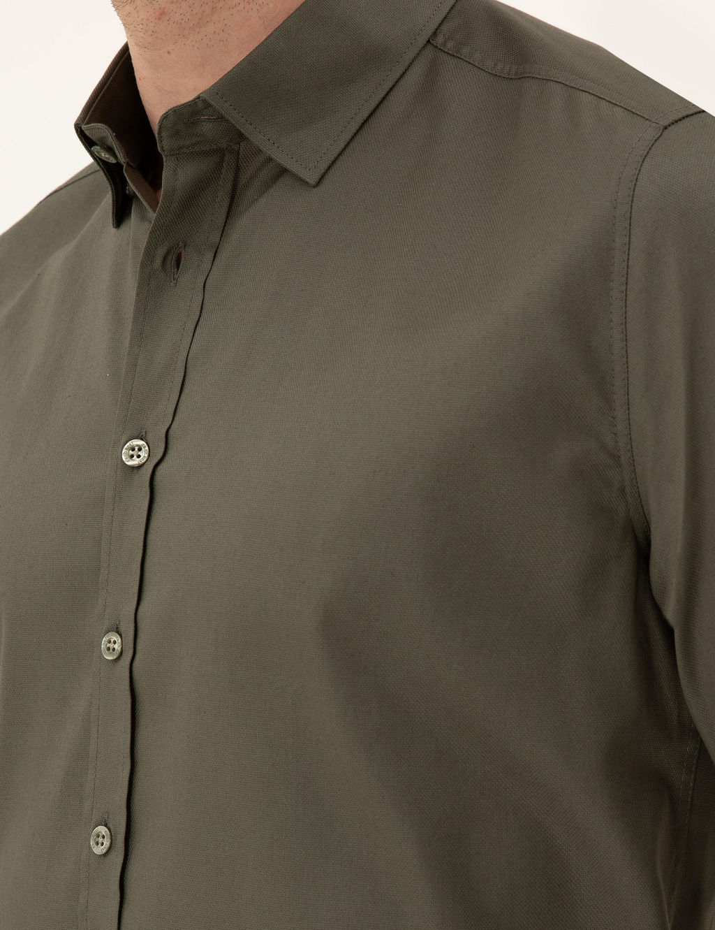 Рубашка приталенного кроя цвета хаки из смесового хлопка - Cacharel фото 7