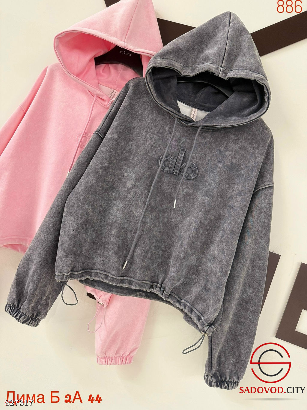 Толстовка женская с капюшоном