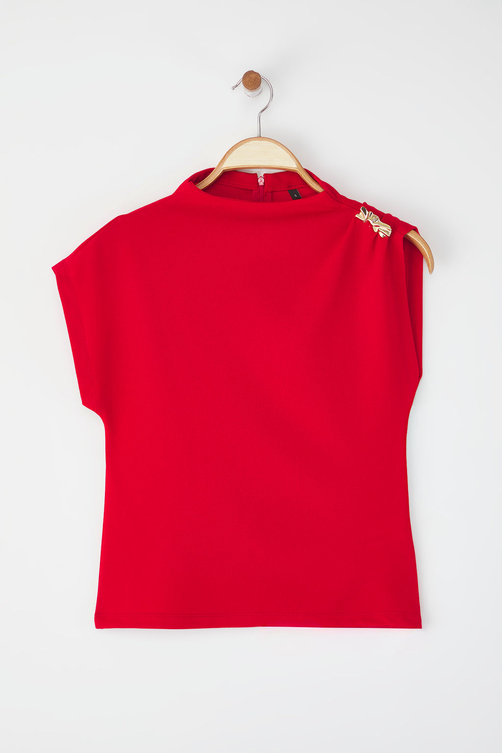 K?rm?z? Fitted/Vucuda Oturan Aksesuar Detayl? Drapeli Esnek Orme Bluz TWOSS25BZ00044
